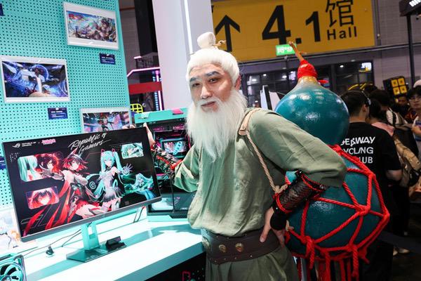ROG 绝神 RO姬x初音未来版电竞显示器与双模新品BW2025首秀