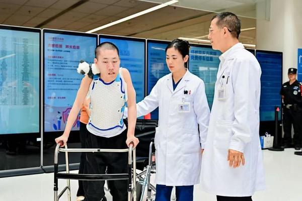 成都京东方医院完成世界首例反向折叠脊柱畸形手术 成都京东方医院完成世界首例反向折叠脊柱畸形手术