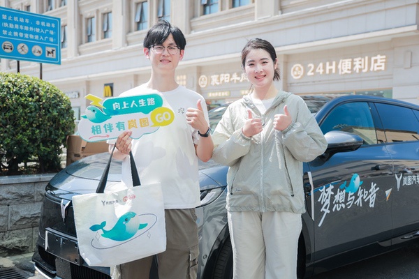 岚图汽车连续两年护航大学生迎新季，百台免费迎新专车