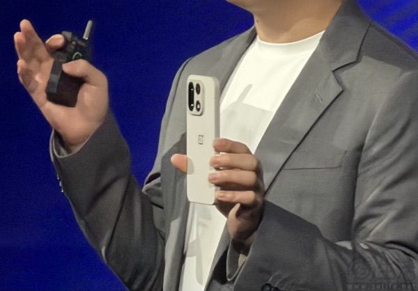 一加15真机现身，圆角方形后摄与直角中框组合