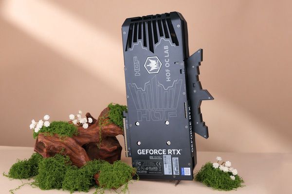 影驰RTX 5070 Ti HOF OC LAB黑魂X带你领略《寂静岭f》
