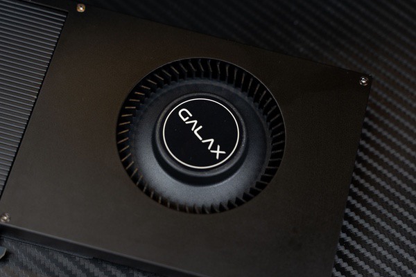 单槽涡轮卡！影驰RTX 5060 Ti无双MAX显卡评测