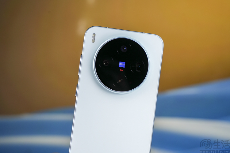 vivo X300系列首测：大小双旗舰，游戏影像都能打