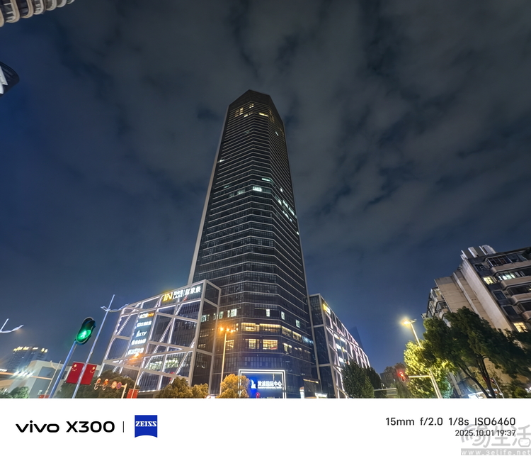 vivo X300系列首测：大小双旗舰，游戏影像都能打