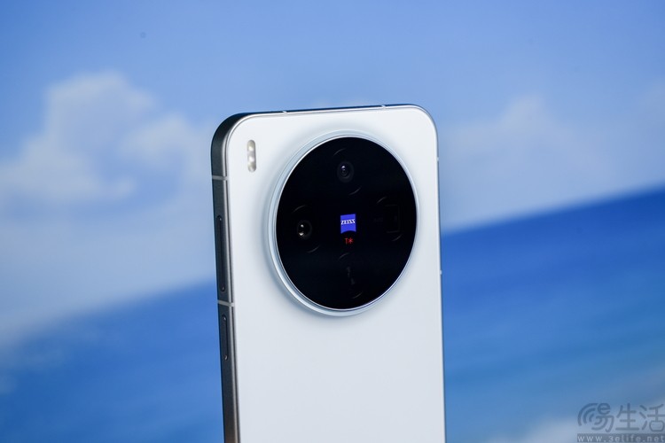 vivo X300系列首测：大小双旗舰，游戏影像都能打