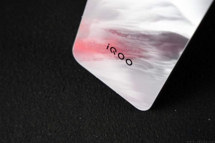 iQOO 15首发评测：除了性能，更要旗舰全能