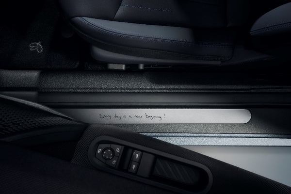 两大经典英伦符号再携手,MINI PAUL SMITH设计师款首秀 两大经典英伦符号再携手,MINI PAUL SMITH设计师款首秀