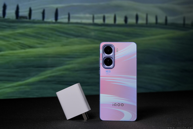 iQOO Neo11首测:次旗舰性能机,也要品质升杯 iQOO Neo11首测:次旗舰性能机,也要品质升杯