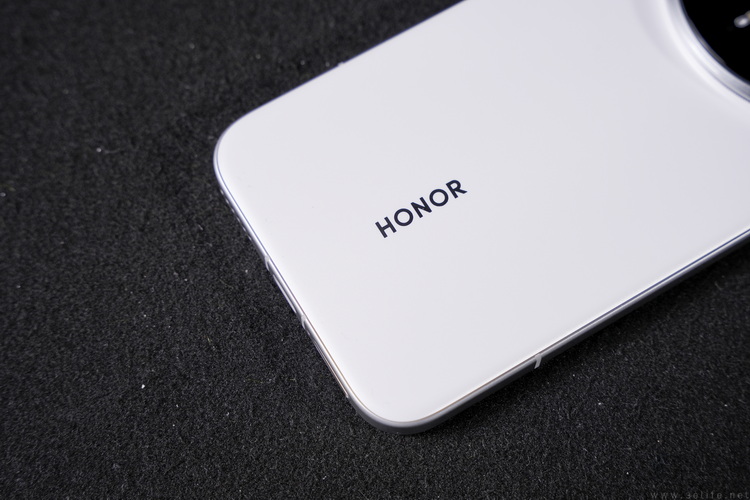 荣耀Magic 8 Pro专测:“转型”的诚意,究竟足不足 荣耀Magic 8 Pro专测:“转型”的诚意,究竟足不足