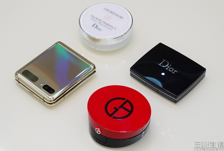 2025年的“小折叠”手机，比过去好用了吗