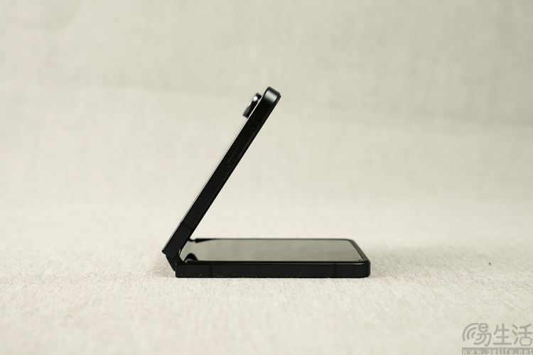 2025年的“小折叠”手机，比过去好用了吗