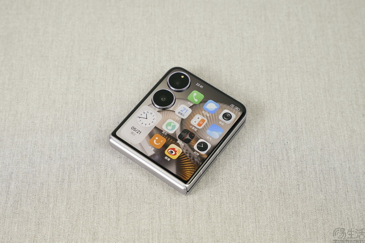 2025年的“小折叠”手机，比过去好用了吗