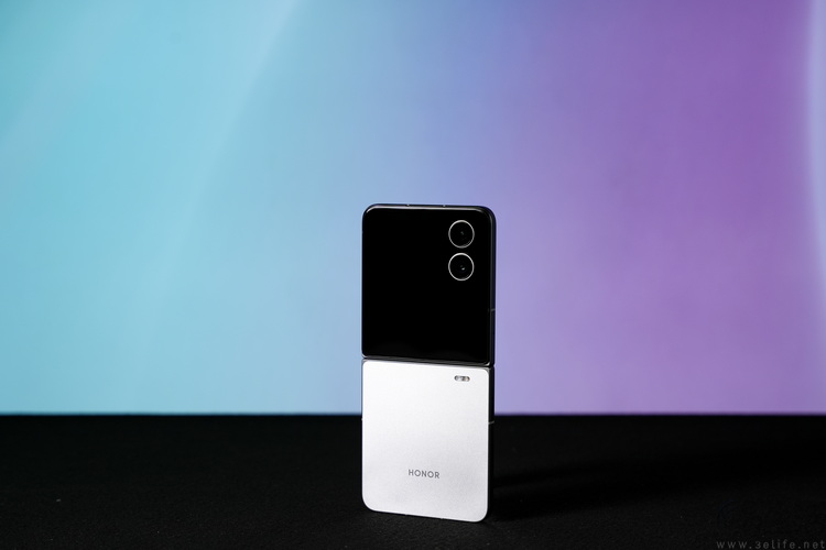 2025年的“小折叠”手机，比过去好用了吗