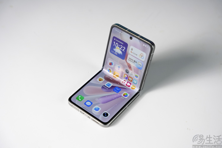 2025年的“小折叠”手机，比过去好用了吗