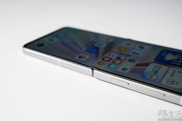 2025年的“小折叠”手机，比过去好用了吗