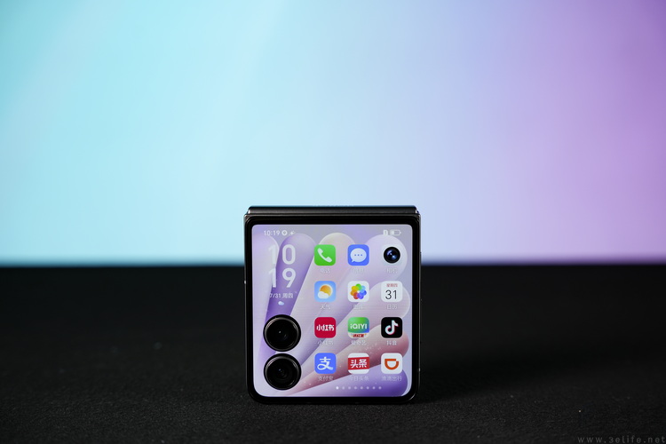 2025年的“小折叠”手机，比过去好用了吗