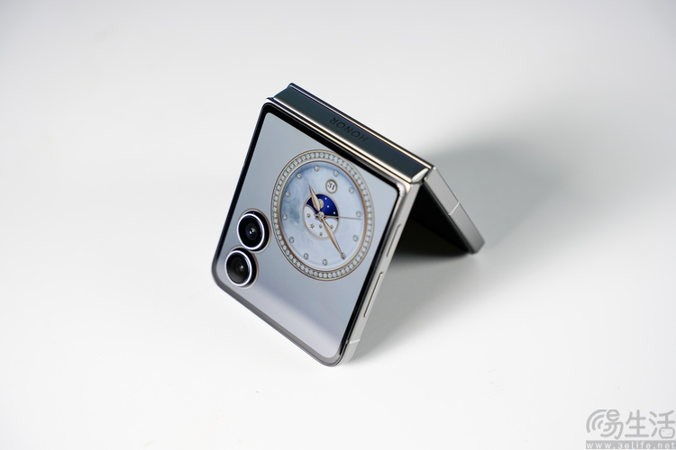 2025年的“小折叠”手机，比过去好用了吗