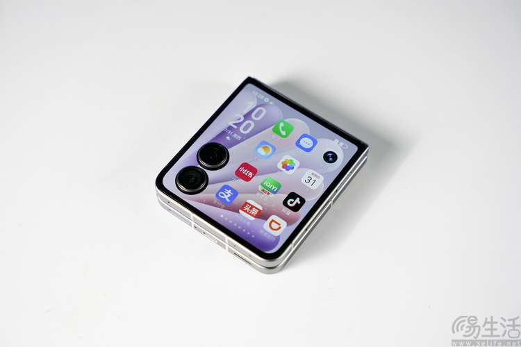 2025年的“小折叠”手机，比过去好用了吗