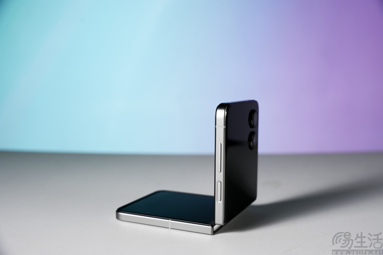 2025年的“小折叠”手机，比过去好用了吗