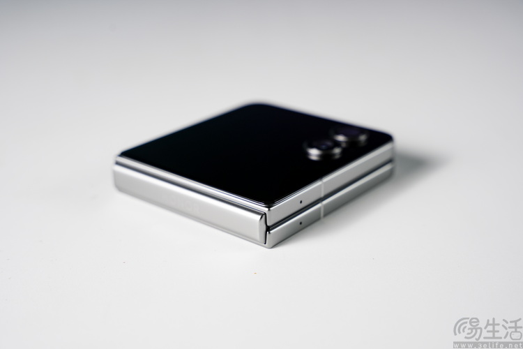 2025年的“小折叠”手机，比过去好用了吗