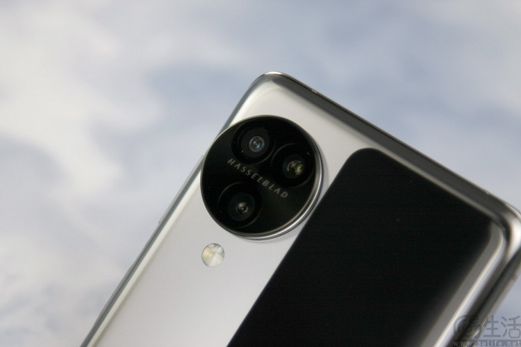 2025年的“小折叠”手机，比过去好用了吗