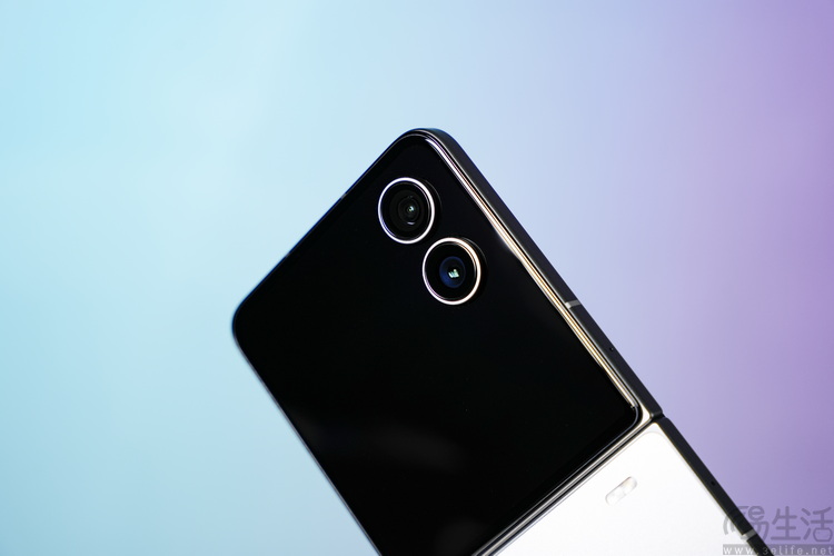 2025年的“小折叠”手机，比过去好用了吗