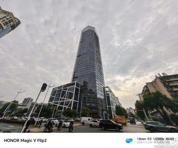 2025年的“小折叠”手机，比过去好用了吗