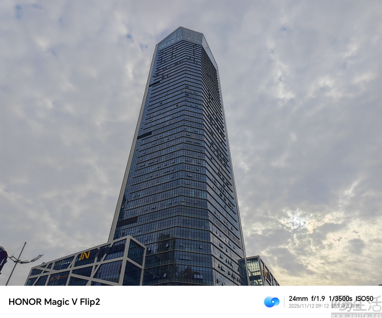 2025年的“小折叠”手机，比过去好用了吗