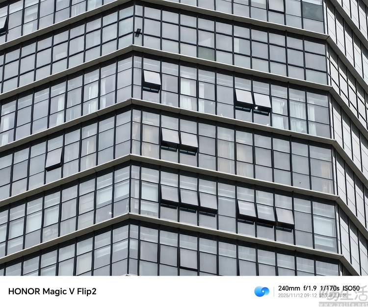 2025年的“小折叠”手机，比过去好用了吗