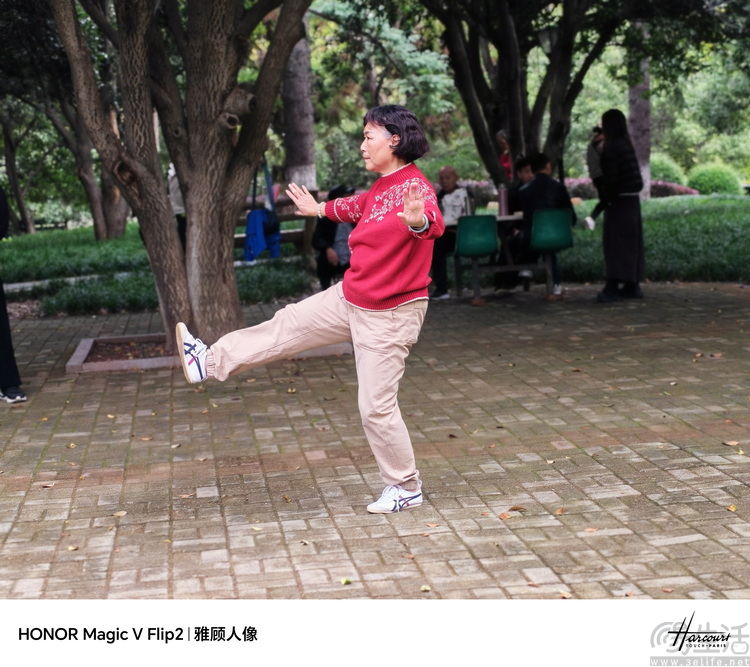 2025年的“小折叠”手机，比过去好用了吗