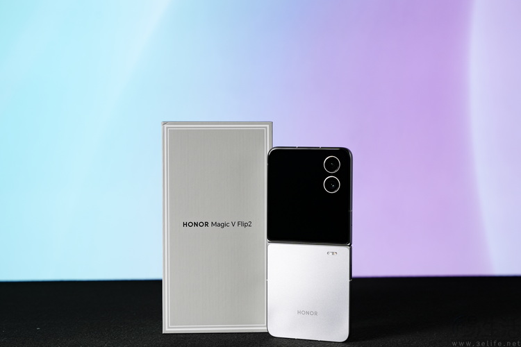 2025年的“小折叠”手机，比过去好用了吗