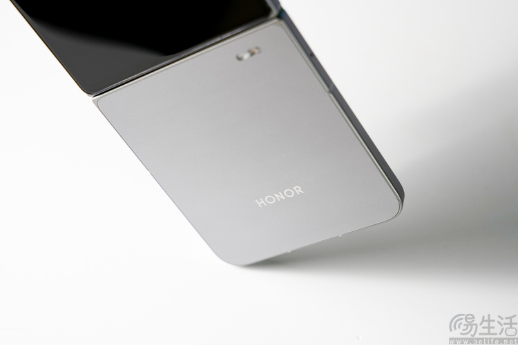 2025年的“小折叠”手机，比过去好用了吗