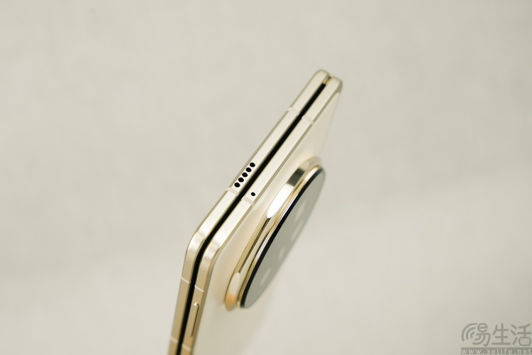 更便宜的大折叠手机,如今成了最尴尬的存在 更便宜的大折叠手机,如今成了最尴尬的存在