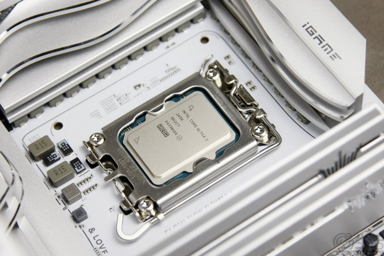 高频内存暴涨后,9800X3D和285K游戏帧率谁更强 高频内存暴涨后,9800X3D和285K游戏帧率谁更强