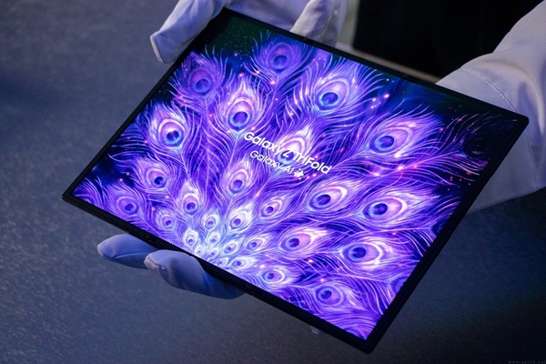 三星首款三折叠Galaxy Z TriFold今日正式上市
