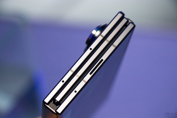 三星首款三折叠Galaxy Z TriFold今日正式上市