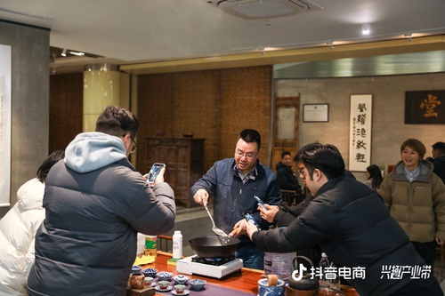 抖音电商2025兴趣产业带数据报告：200商家销售额增长至亿元