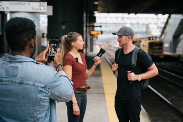 如何在嘈杂环境中使用无线麦克风录制采访