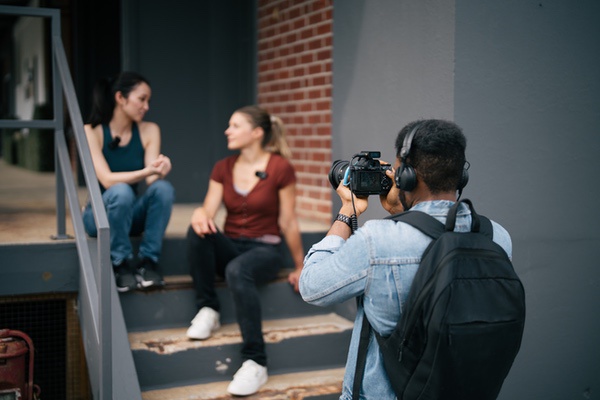 如何在嘈杂环境中使用无线麦克风录制采访