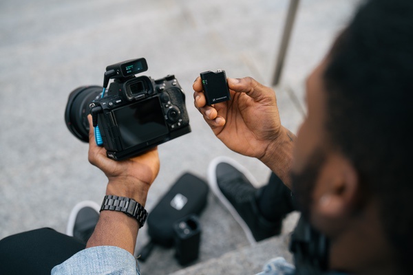 如何在嘈杂环境中使用无线麦克风录制采访