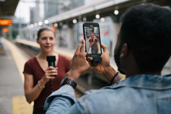 如何在嘈杂环境中使用无线麦克风录制采访