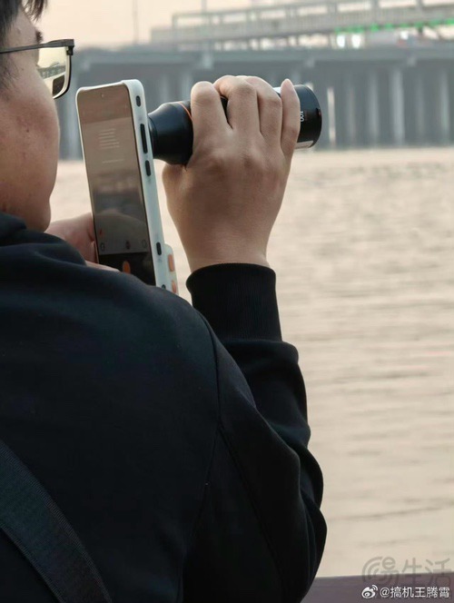 疑似OPPO Find X9 Ultra真机现身，支持增距镜