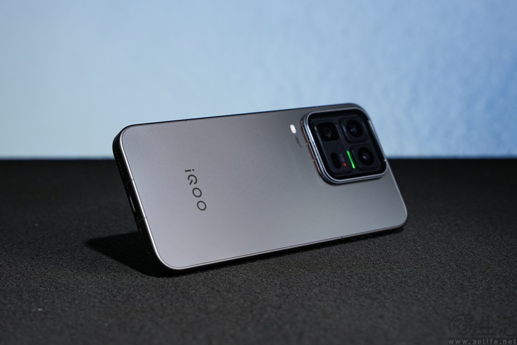 iQOO 15 Ultra首测：开创头部品牌“游戏超大杯”时代