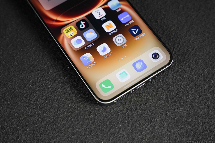 iQOO 15 Ultra首测：开创头部品牌“游戏超大杯”时代