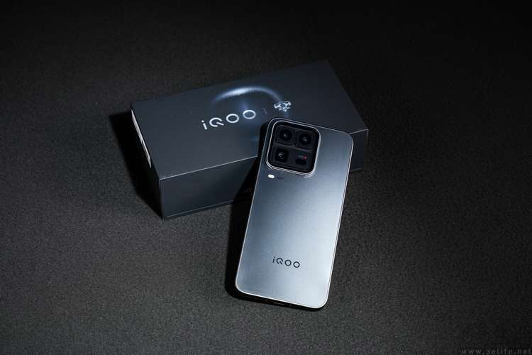 iQOO 15 Ultra市场表现不俗，销量已远超预期