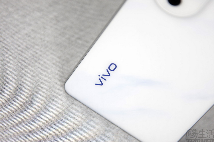 当业界充满动荡，vivo何以走得“又快又稳”