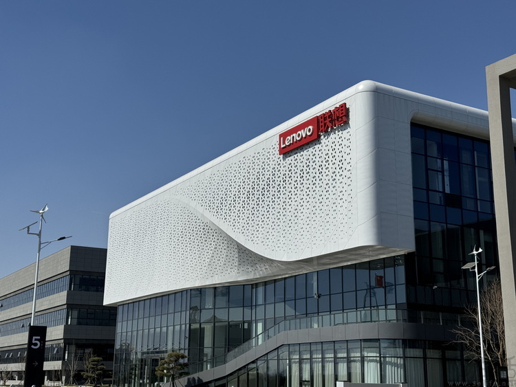 关注度不高的联想手机，2025年整了不少好活