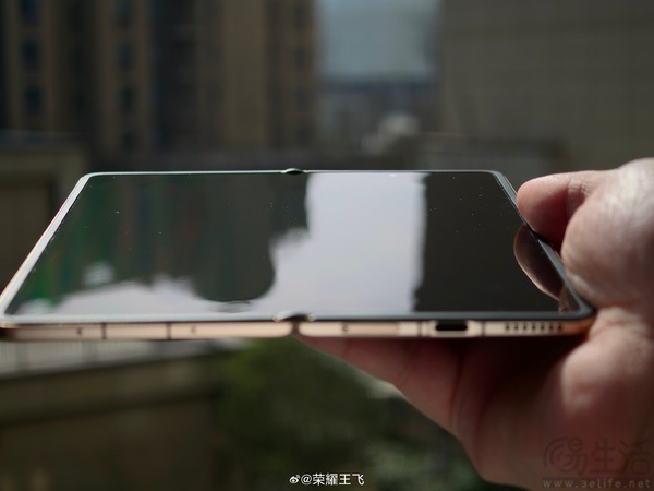 荣耀Magic V6真机实拍图现身，确认将主打轻薄