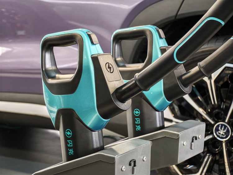 用“闪充”改变世界，比亚迪靠的不只有技术