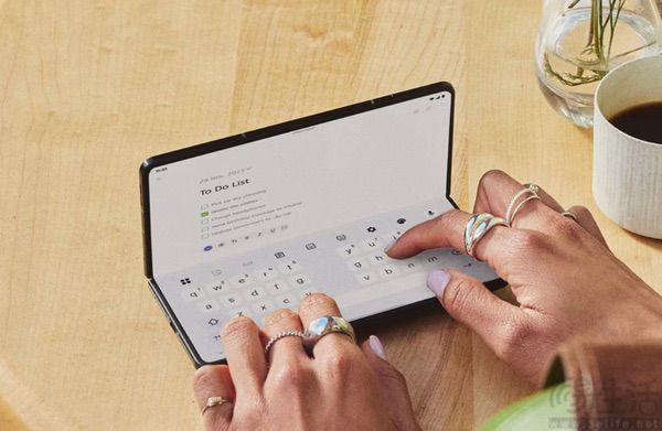 moto首款大折叠razr Fold上线，5月末开启预约